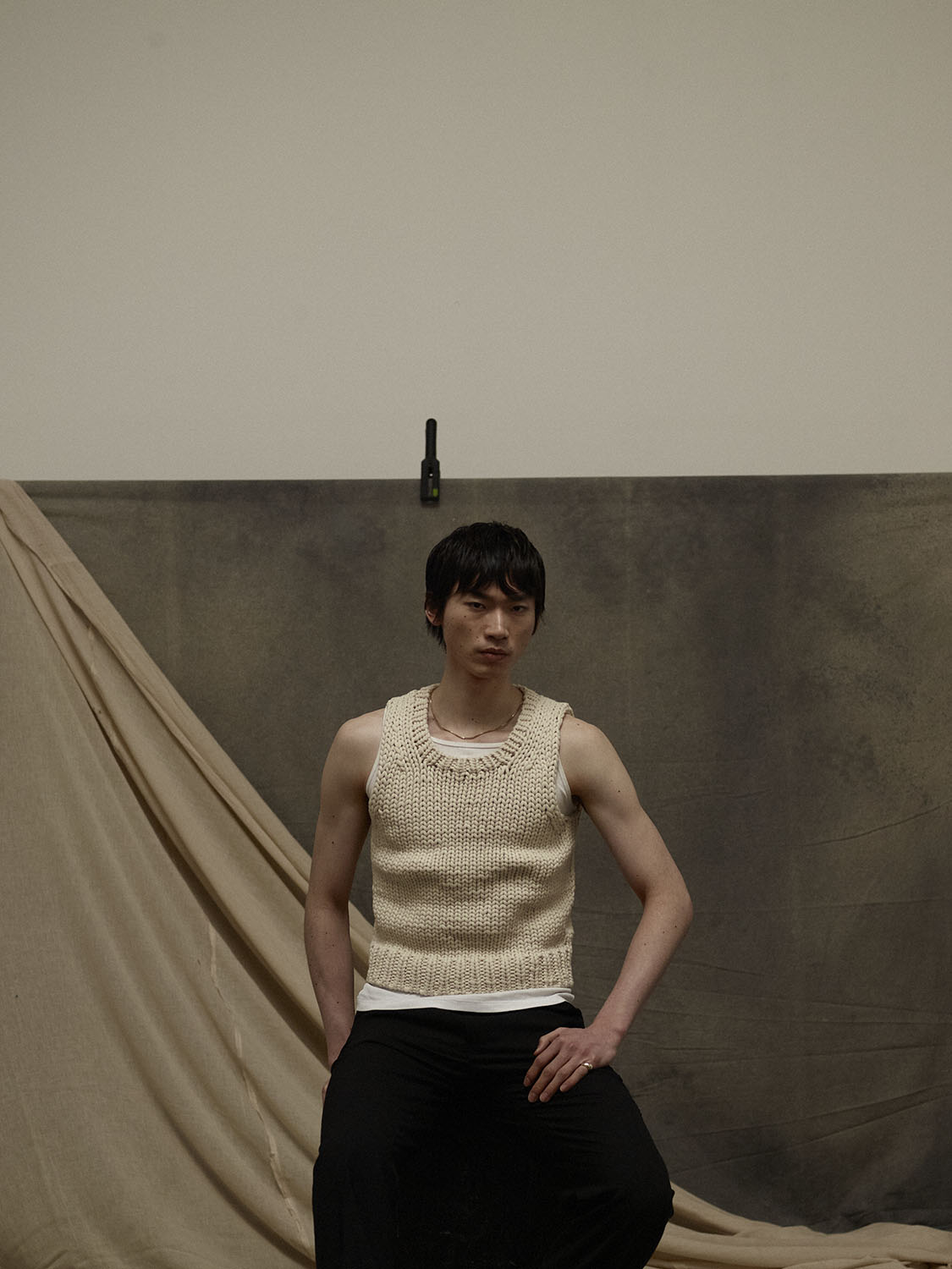 TRICOT VEST: COS, TANK TOP: CALVIN KLEIN, PANTS: EDITH MARCEL, RING: HEY HARPER