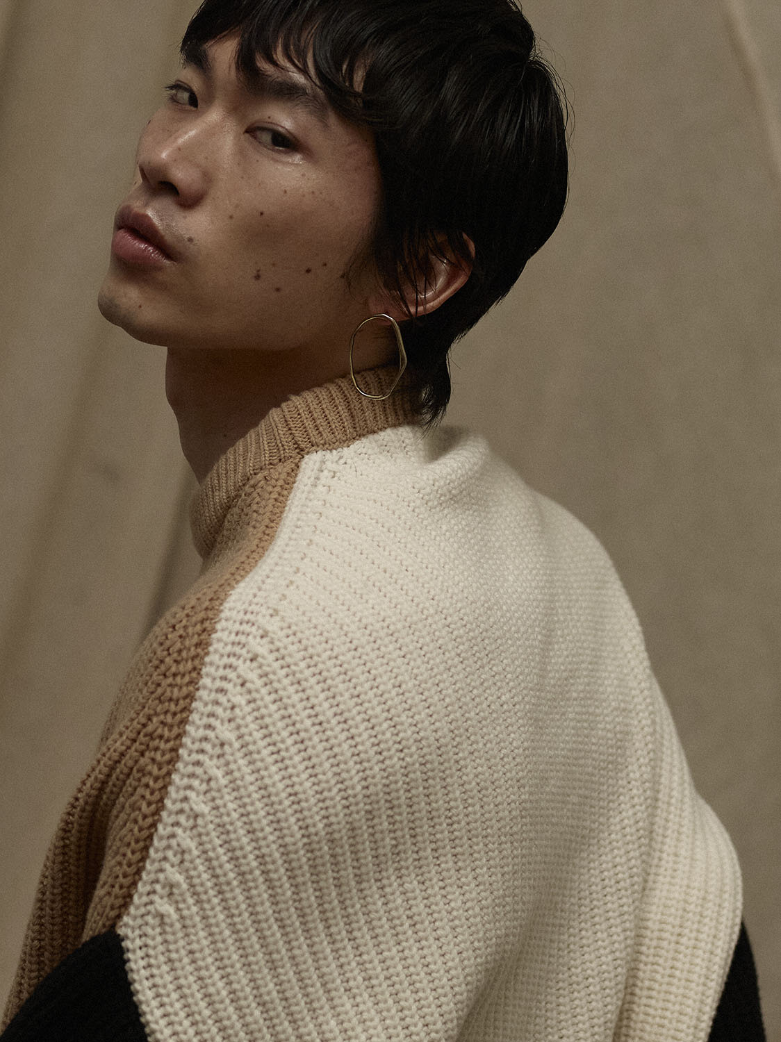 WOOL CREWNECK SWEATER: EDITH MARCEL, EARRING: HEY HARPER